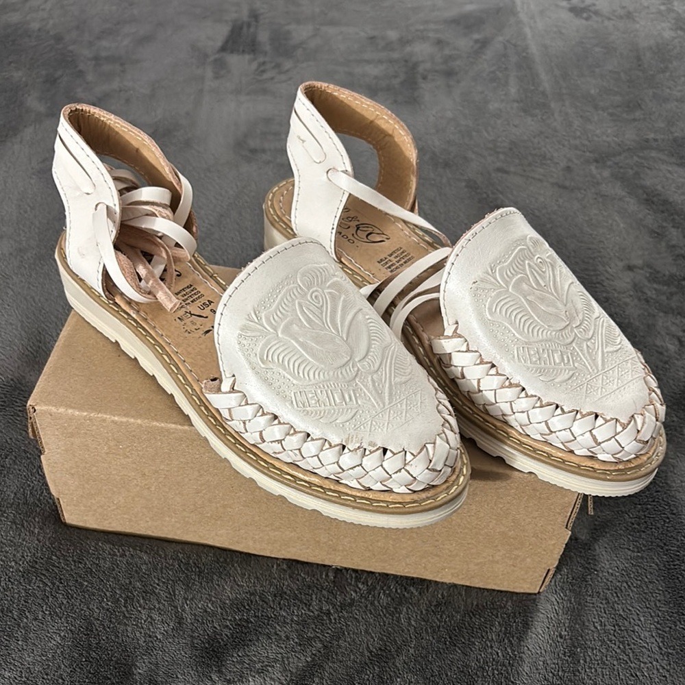 Women's White Embroidered Lace‎ Up Sandals